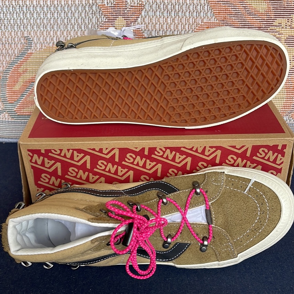 Vans WMNS Sk8-Hi Echo Dx
(Hairy Suede) Butternut/T
VNOA7Q50B75
Sneakers - Picture 4 of 16